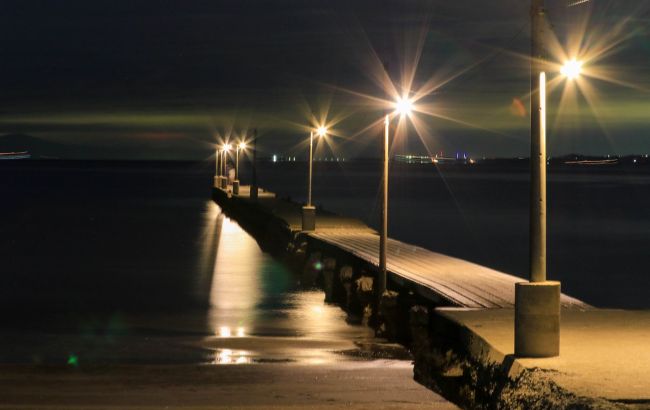 夜の漁港と常夜灯